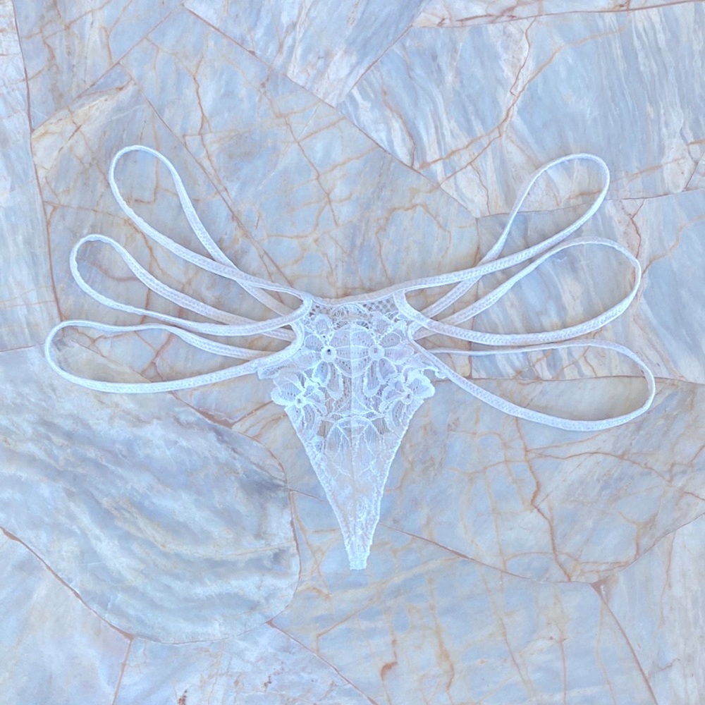 Rare VS Strappy V-String Thong Very Sexy‎  Lace Medium Cream Lace